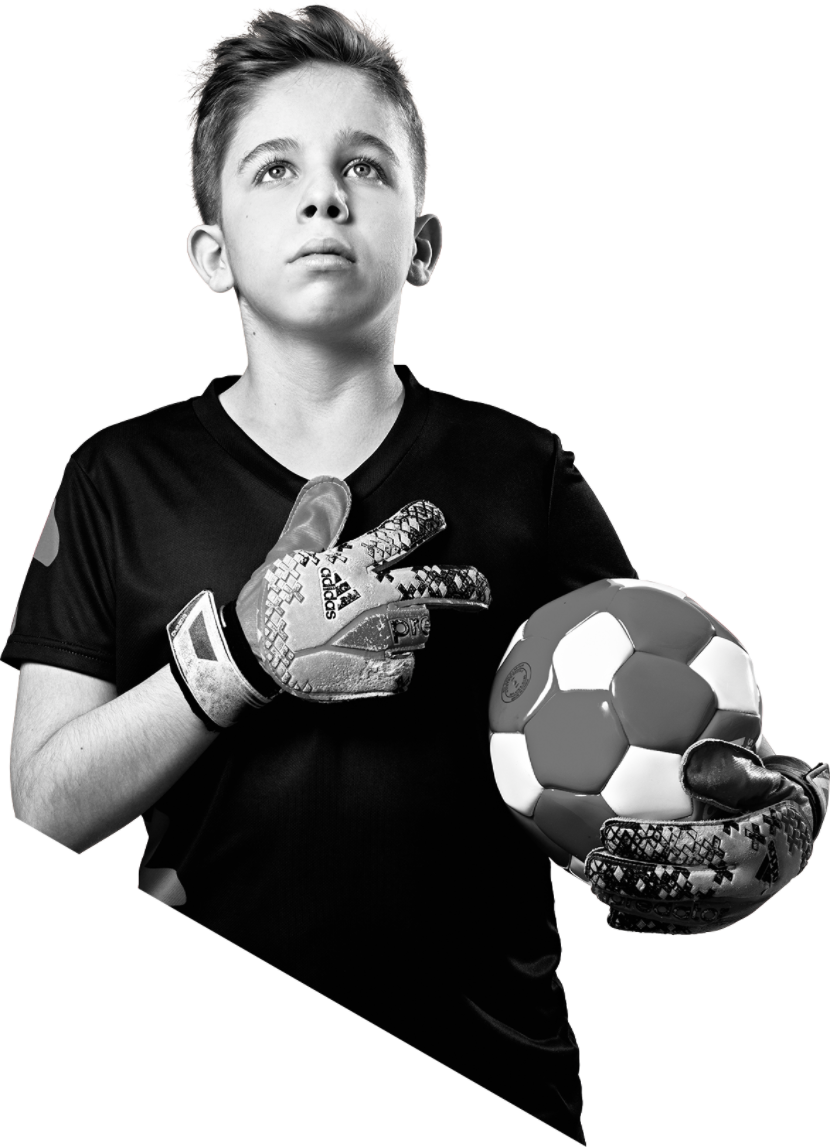 Kind mit Fußball in der Hand